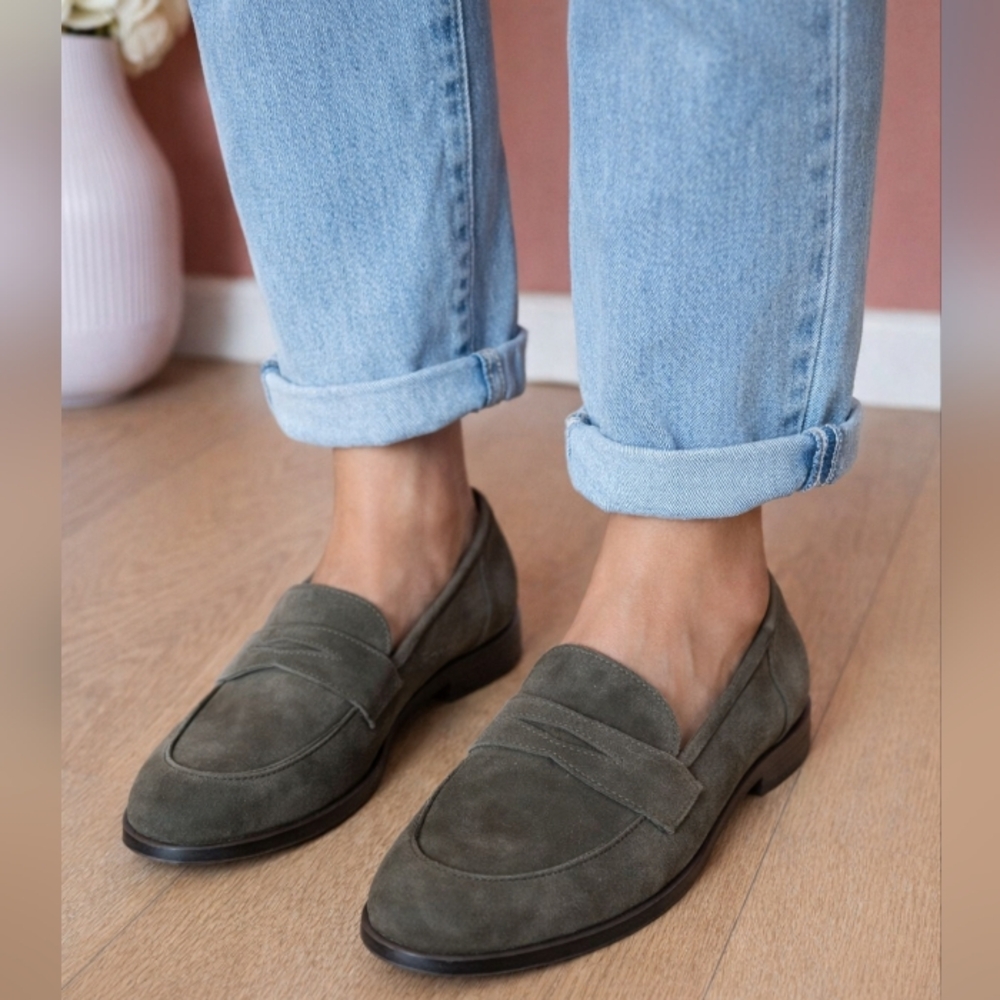 BRAND NEW CLARKS suede Trish Rose LOAFERS SZ 5